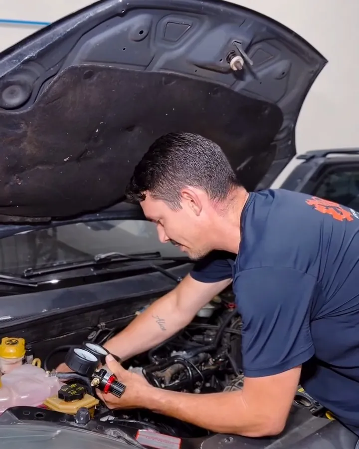 Mecânico com ferramenta de medição trabalhando no motor